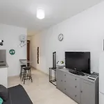 Comfy Renovated Next To The Apartament